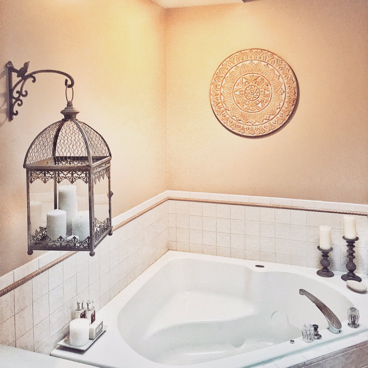 ApartmentCPR's tweet photo. #tgif Soak into the weekend!!  #bath #tub #soak #bubbles #relax #weekend #bliss #calm #spa #zen #apartmentcpr https://t.co/58xptLiT3H