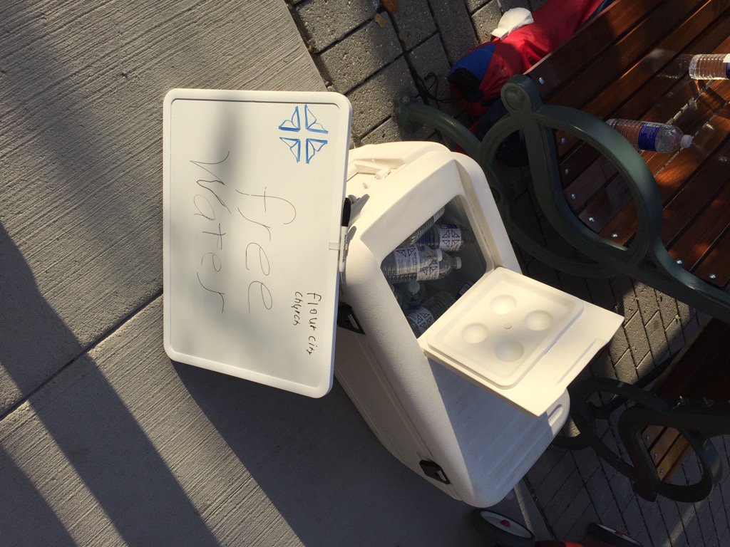 davidryde's tweet photo. Free water @Fringe https://t.co/BtvZHwhIl3