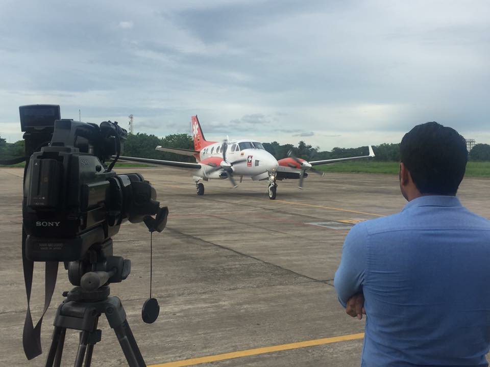 UAESA2's tweet photo. Leonardo Forero, director de la @UAESA2 presencia el vuelo  de reactivación de servicios del avión ambulancia https://t.co/qvxoPo1pk3