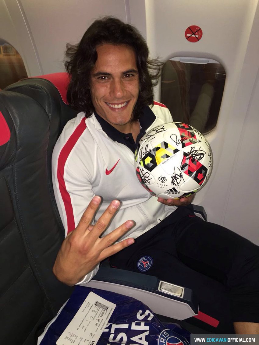 ECavaniOfficial's tweet photo. Gracias a mis compañeros está ⚽️ se va a casa. Felicitaciones muchachos. Allez Paris!! #SMCPSG https://t.co/HsK7Defblo