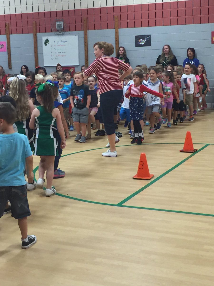 WalnutCeekPE's tweet photo. Freedom Assembly #wcloveslearning #godblessamerica https://t.co/fVfoWMUK8i