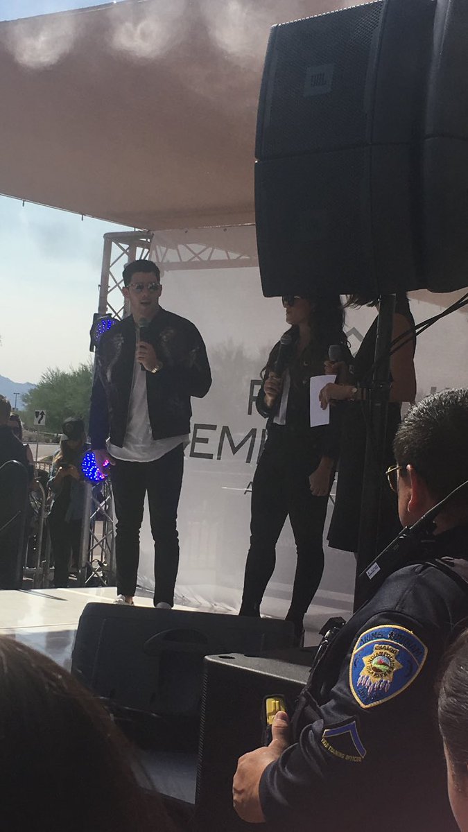 nickftshawn's tweet photo. @nickjonas and @ddlovato at the Phoenix premium outlets #simonvip #FutureNowPhoenix https://t.co/cKfTJX7lal
