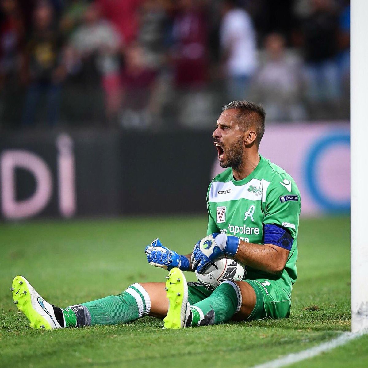 LRVicenza's tweet photo. Grinta e Cuore! Grandi Ragazzi! Ora la testa ad Ascoli! ⚪️🔴 #WeAreVicenzaCalcio #ForzaLane @CiccioBenu https://t.co/sMxPQD5yx2