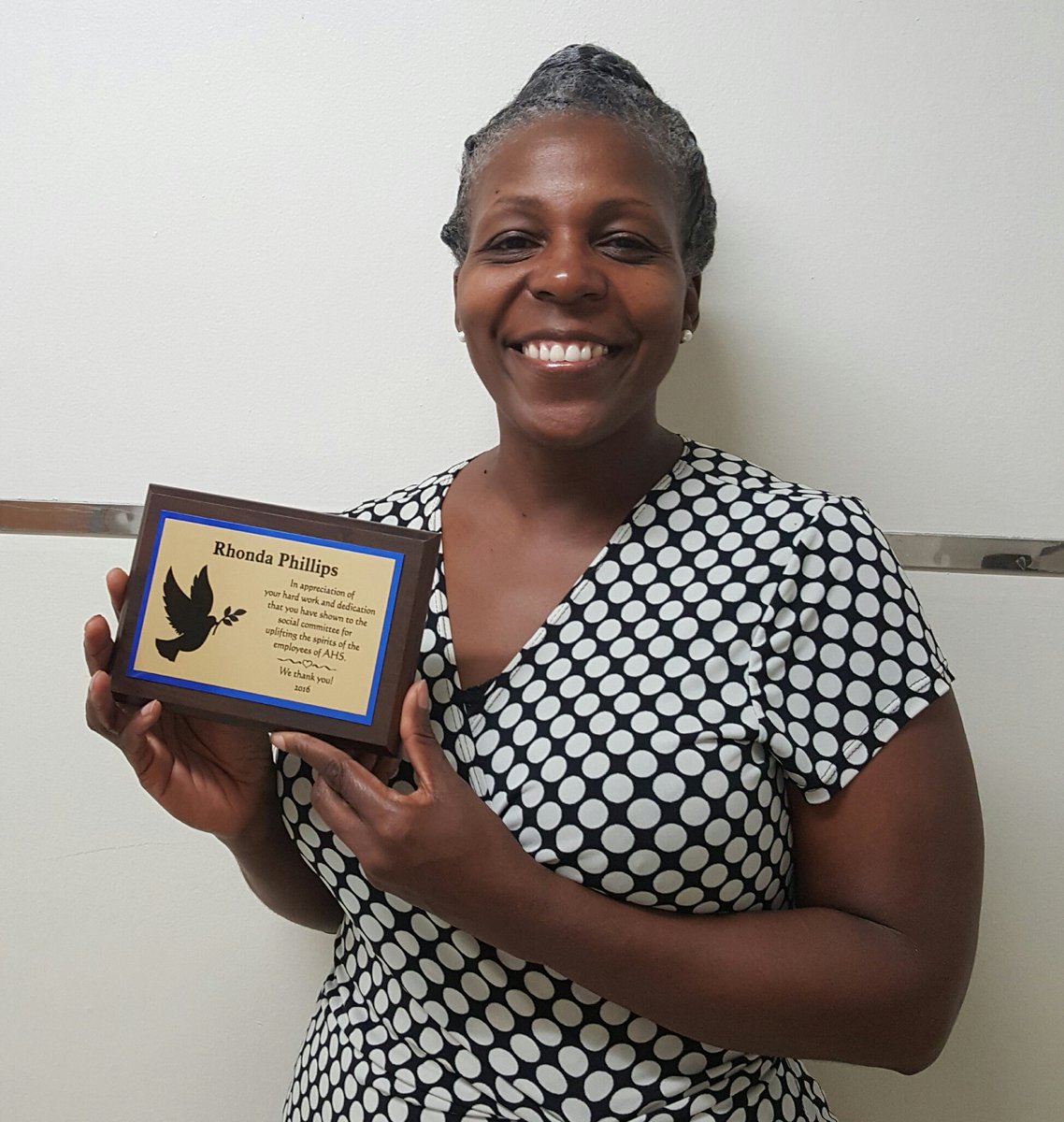AHS_Hayward's tweet photo. @AHS_Fairmont   Rhonda Phillips awarded! In appreciation for uplifting the spirits of employees at AHS. #AHSCares https://t.co/oUhtZkTBfb
