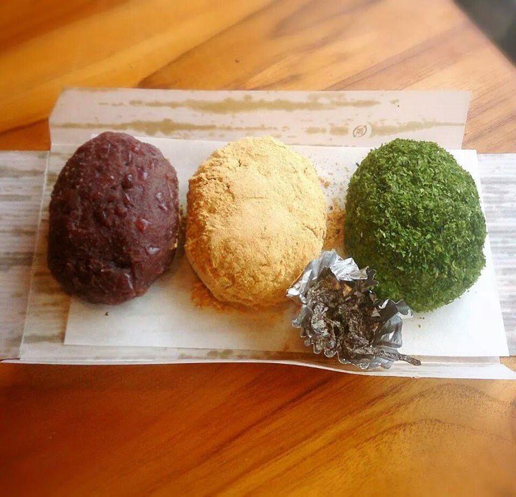 たい焼き工房土九 本日より22日 木 まで 土九のおはぎ を販売します 土九のおはぎは関西風 石川県産かぐら米の餅米をふっくらと蒸し上げ自家製粒あんをたっぷり使ったおはぎは粒あん きなこ 青のりの3個入りで500円です T Co Lntwdisjrc