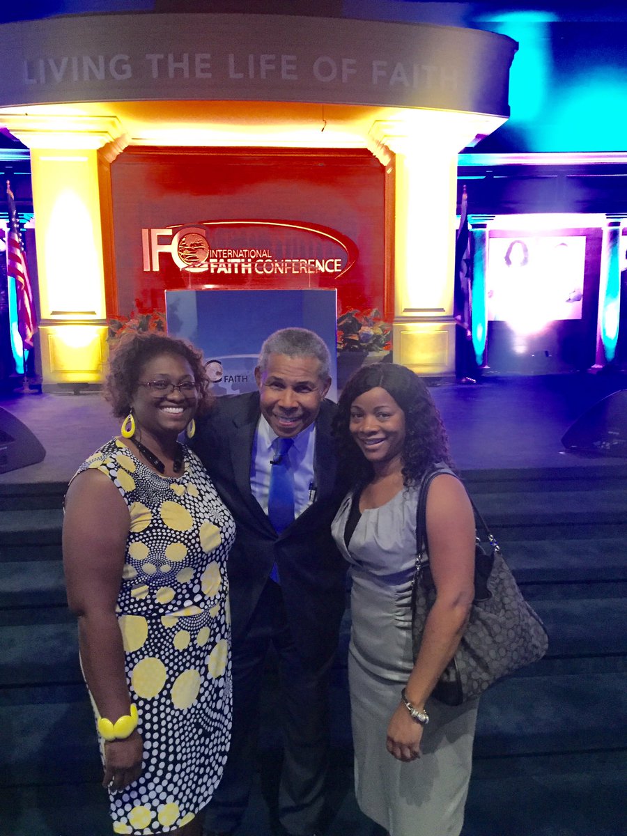 Praiser2012's tweet photo. @BWMIFC Didn't get to meet my FAV @DonaldLawrence but meet the greatest pastor#BillWinston
#BWMIFC #BWM30years https://t.co/FkeBxazSQ1