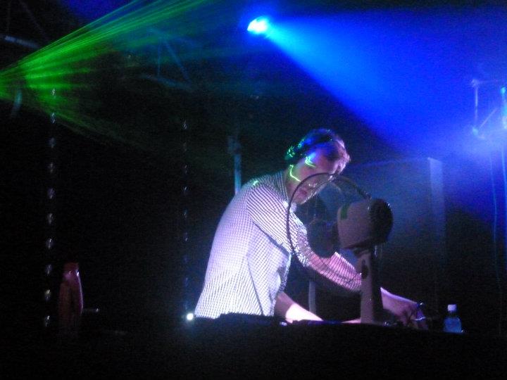 Sharon141Habbo's tweet photo. Back when Calvin Harris visited the shitty place of Waterford,Ireland, he got so pissed off at that gig LOL #GotaFan https://t.co/vDuyWJnioG
