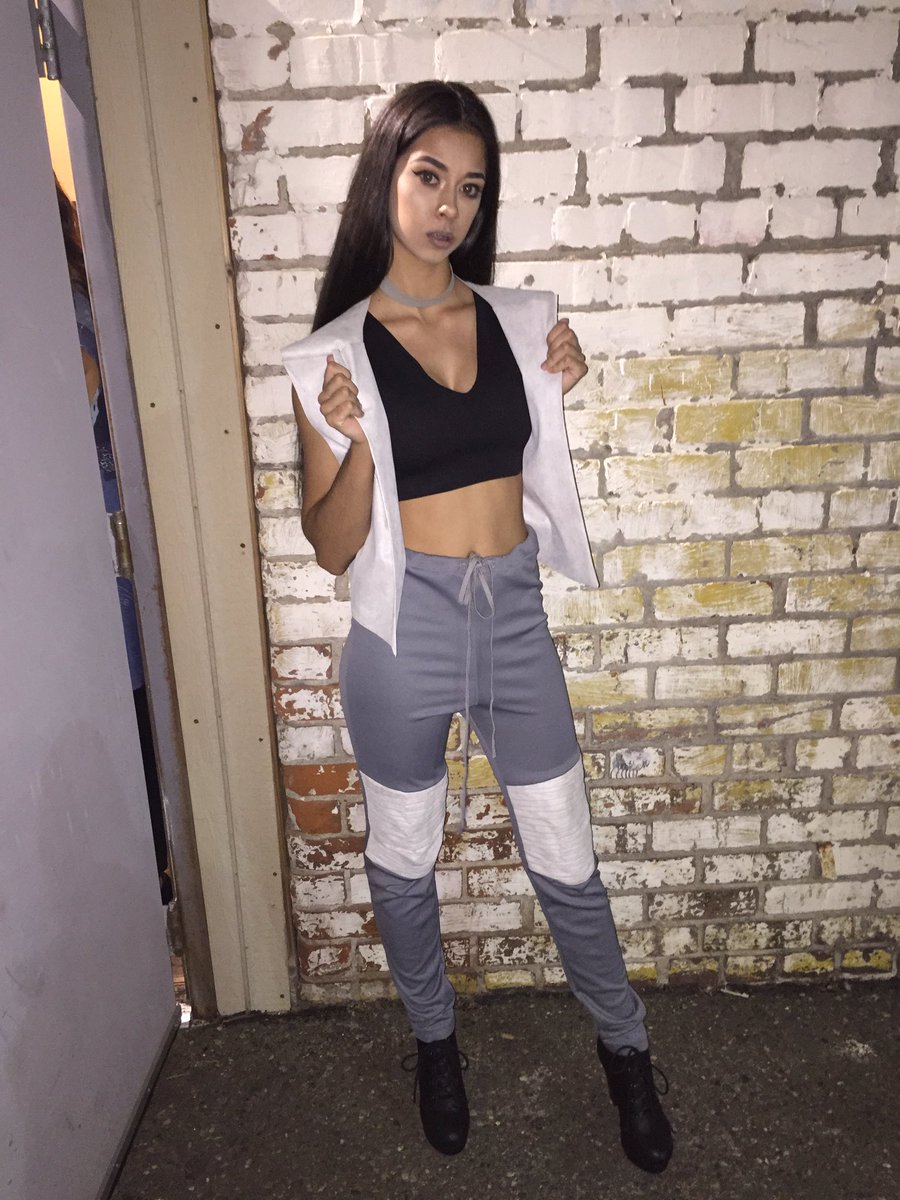 naomii_mariie's tweet photo. First fashion show evaaaaaa #modestofashionweek https://t.co/MmFpvVaiDz