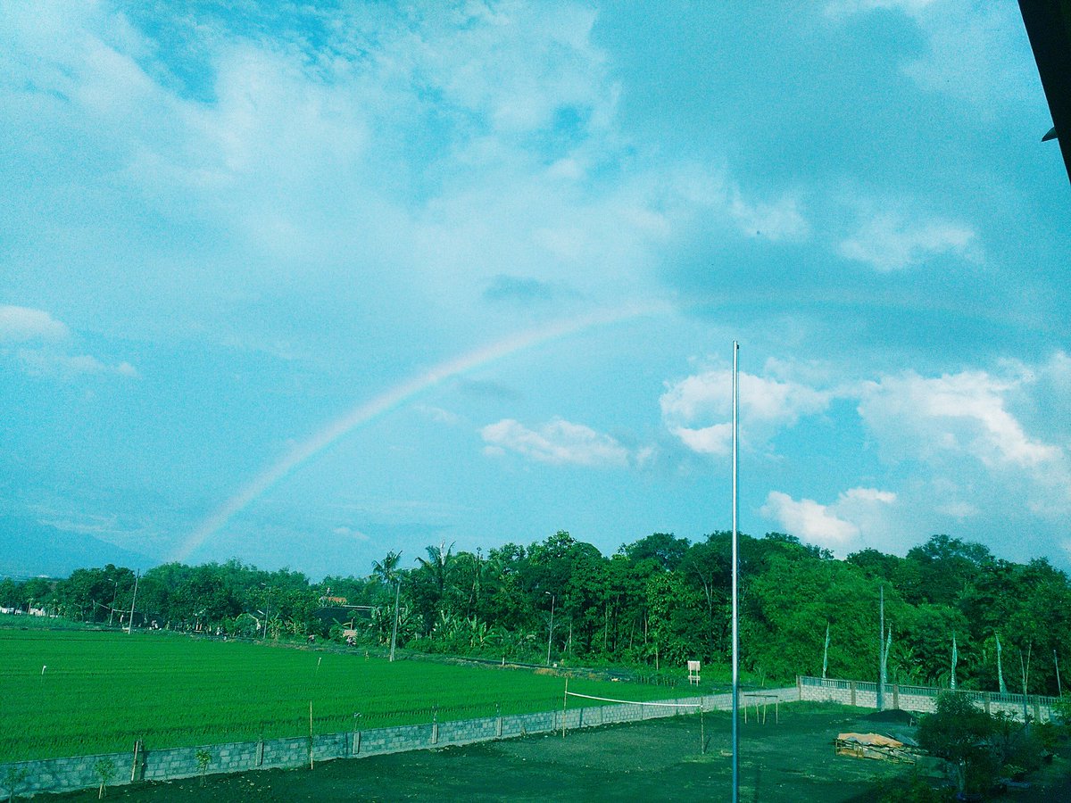 Rizki_ega10's tweet photo. Indah senyummu tak seindah pelangi ciptaan tuhan 🌈 #SMKI @vinawidyawati1 @mohhasanbasori @Misscrewet14 @misschibmar https://t.co/E1sGSNL1Pu