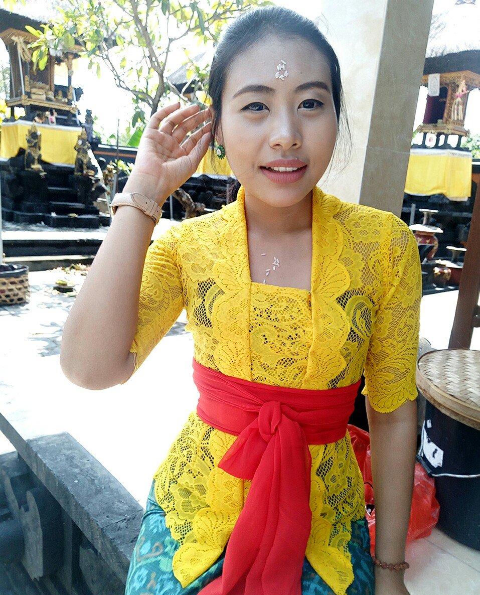 Putri_Sandy's tweet photo. Rahajeng Nyanggra Rahina Galungan lan Kuningan😄🙏🙌😇 #BlessingsDay2016 https://t.co/ARZ7nb2BVd