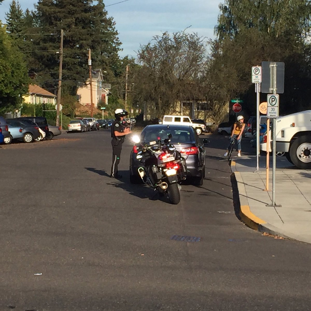 TransitSleuth's tweet image. I'm loving seeing this enforcement @PortlandPolice!!!  Got two negligent drivers in like 5 minutes! &amp;lt;3 &amp;lt;3