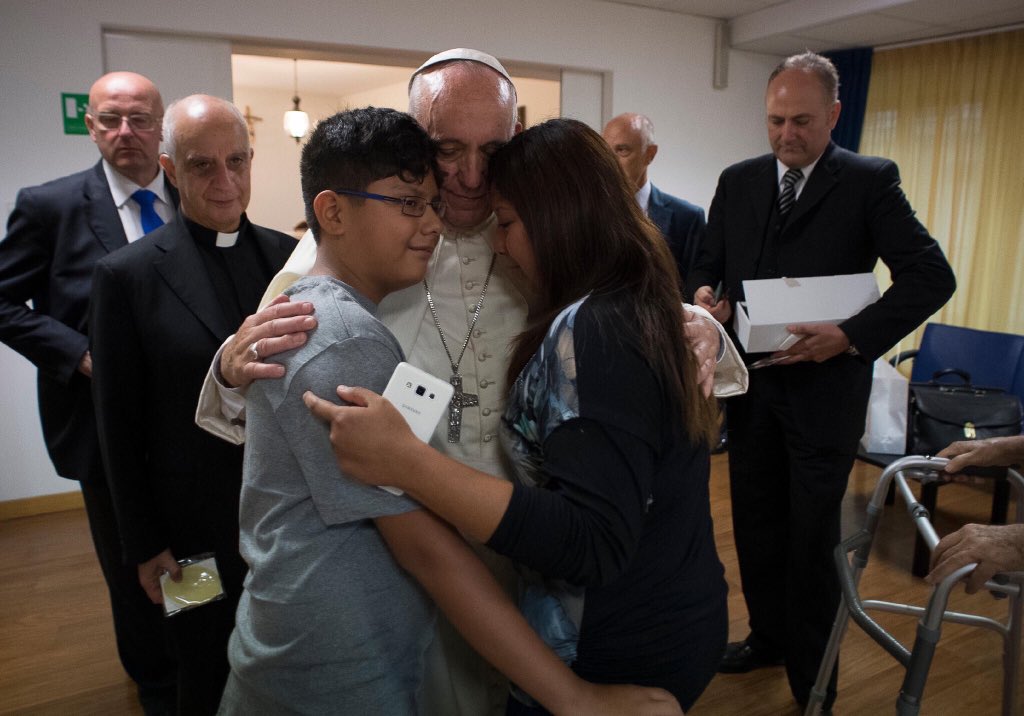 JuventudCatoliK's tweet photo. #ViernesdeMisericordia Papa Francisco visitó el hospital San Giovanni y un hospicio de enfermos terminales en Roma https://t.co/EYh4GeXlU0