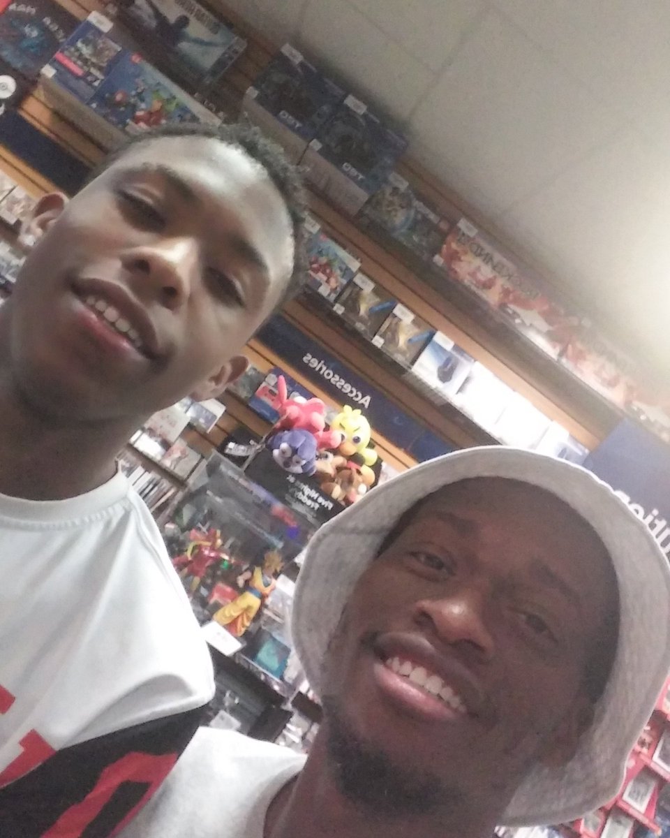SlapDaReaper's tweet image. My oldest son Deshawn and me at gamestop