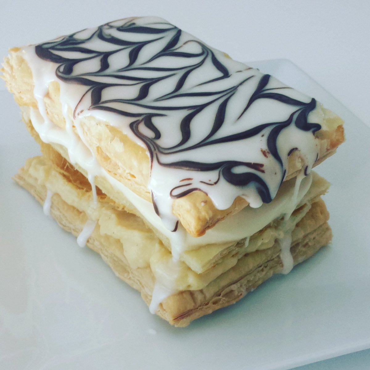 UGraca's tweet photo. Tried something new #millefeuille #homemade #vanilla #pastrycream #icingsugar #yummm https://t.co/ifwpluVPE2