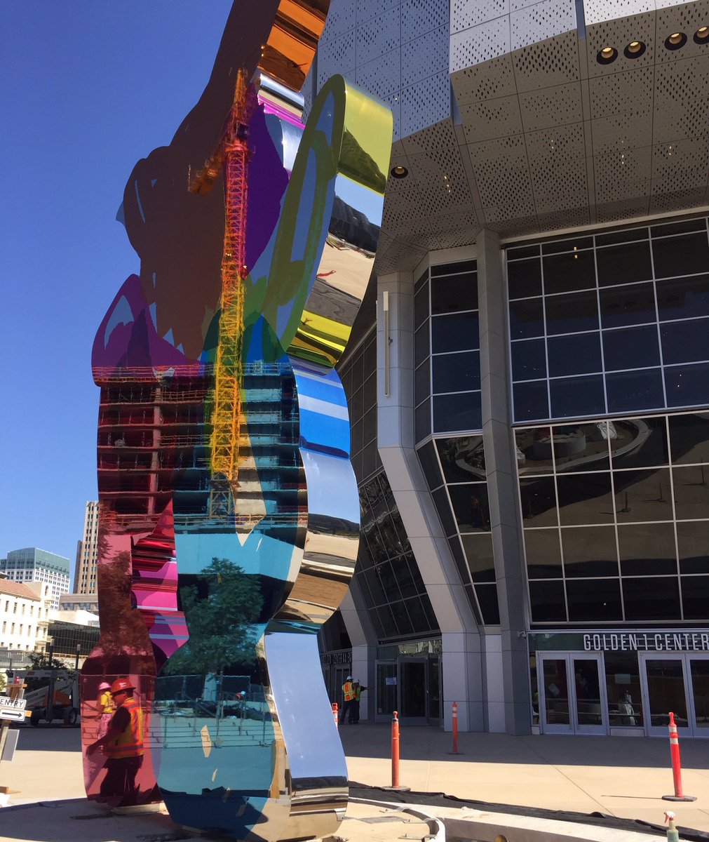 ashleyinsb's tweet photo. SO stinkin cool to see this 18-ft-tall #DOCO centerpiece by @JeffKoons arrive!! #sactothefuture #SacramentoProud https://t.co/gO6LEYCGwC