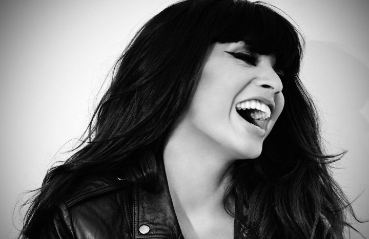 Мрачная девушка. Гордая женщина. Брюнетка кричит. Женщина улыбается. Брюнетка кричит.