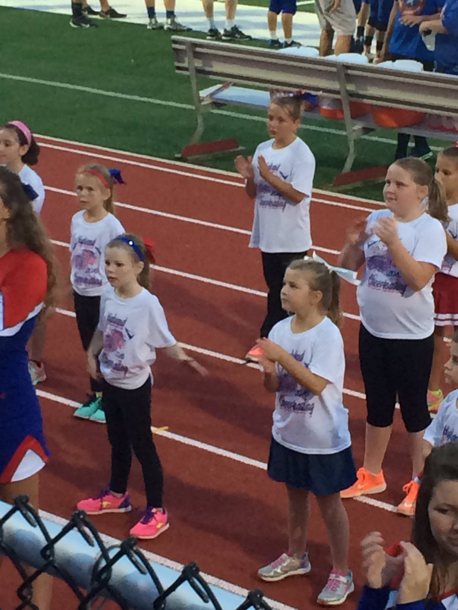 2nd_grade_scots's tweet photo. 2nd/3rd graders cheering at the game! #ScotPride @HighElem https://t.co/1izQIf8HhS