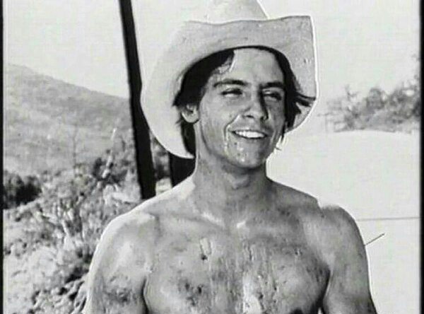 StarWarz4Life's tweet photo. #FlashbackFriday XD I wish there was more to this pic ♡♡♡ #ShirtlessMark #SW♡♡N #FridayFeeling (love the hat too♡) https://t.co/nQju0FyA2C
