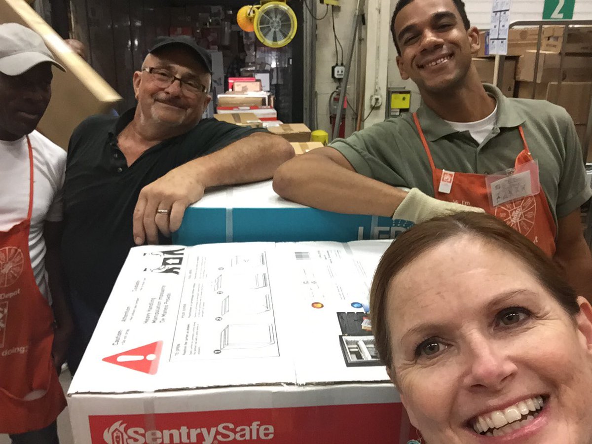 terryjean44's tweet image. Learning the freight system and having fun! #FunWithFreight @nate_knowles @Erin_K_Watson @troyer_paige @bobsaniga