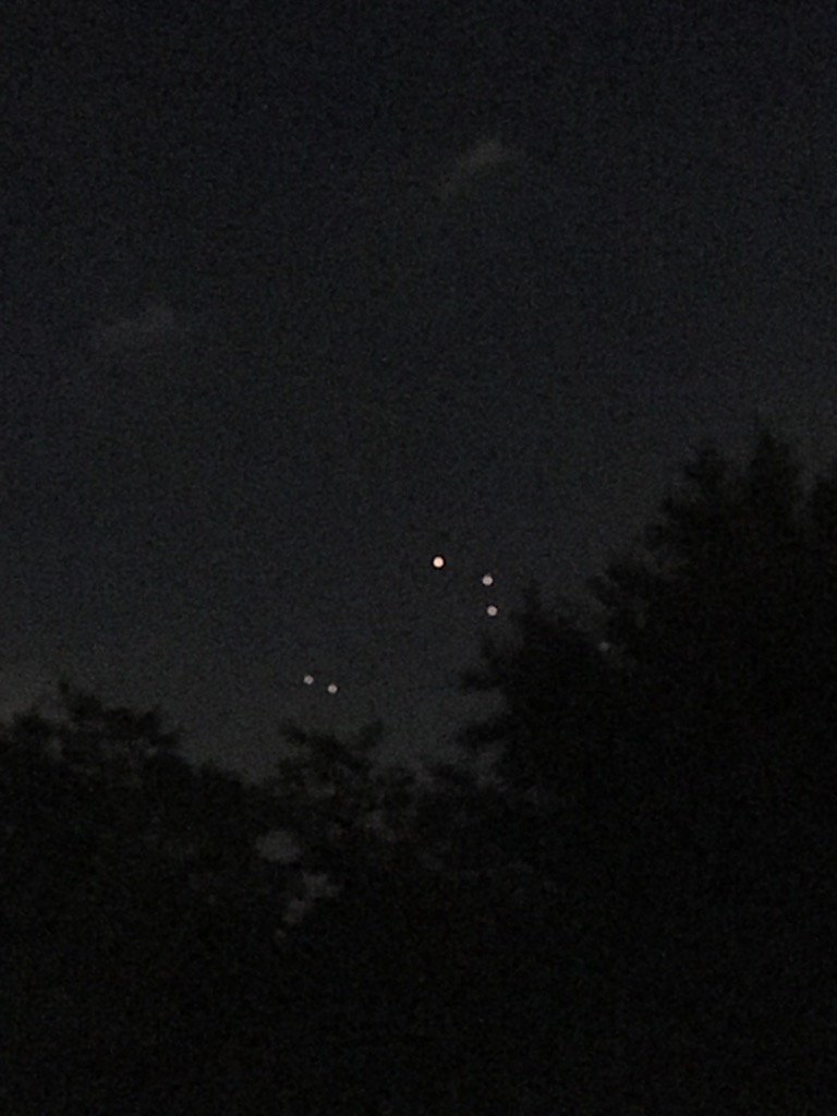 itsmeLUCK's tweet photo. Spotted #UFO's over Grand Prairie TX #ufointhesky https://t.co/ECf8EgX8qt
