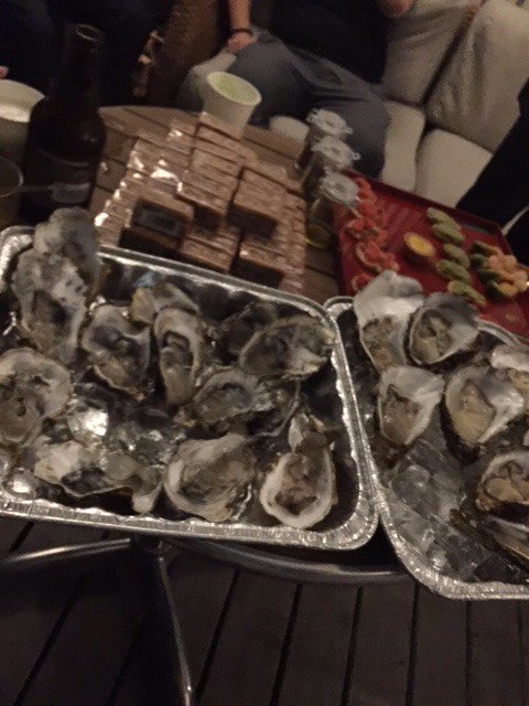 水道橋博士 浅草キッド 湯湯治るふる は 天然の湯治場を都心に再現を をコンセプトに世界初の高密度マルチミネラル浴を可能にした湯治場なのだが 入浴前に屋上バーで 上質な生牡蠣を摘みアーバンな夜風が肌を優しく包みこむ 気がつけば湯山玲子