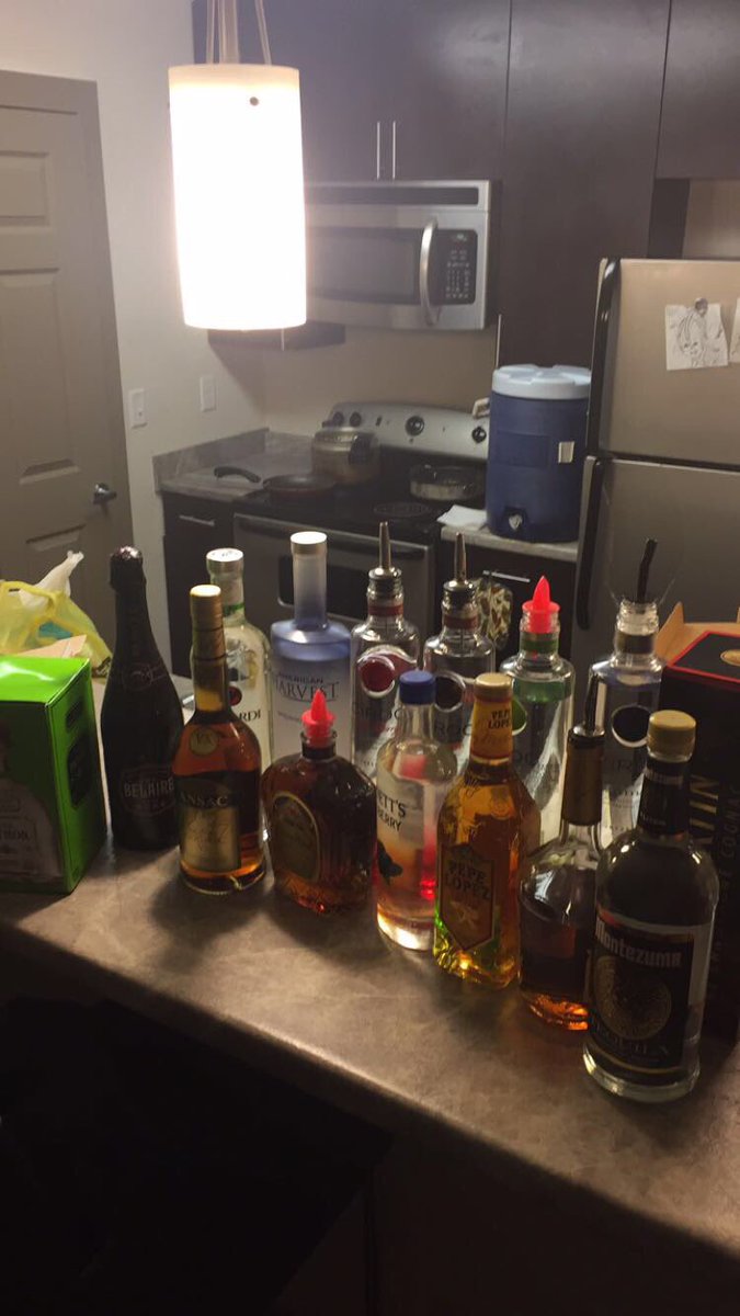 1PercyRobinson's tweet photo. Looking for a move #Tonight well #TheEdge329 #HouseParty going live #Shots #Alcohol #Blunts #usa20 #usa19 #usa18 https://t.co/5piQPIVMRu