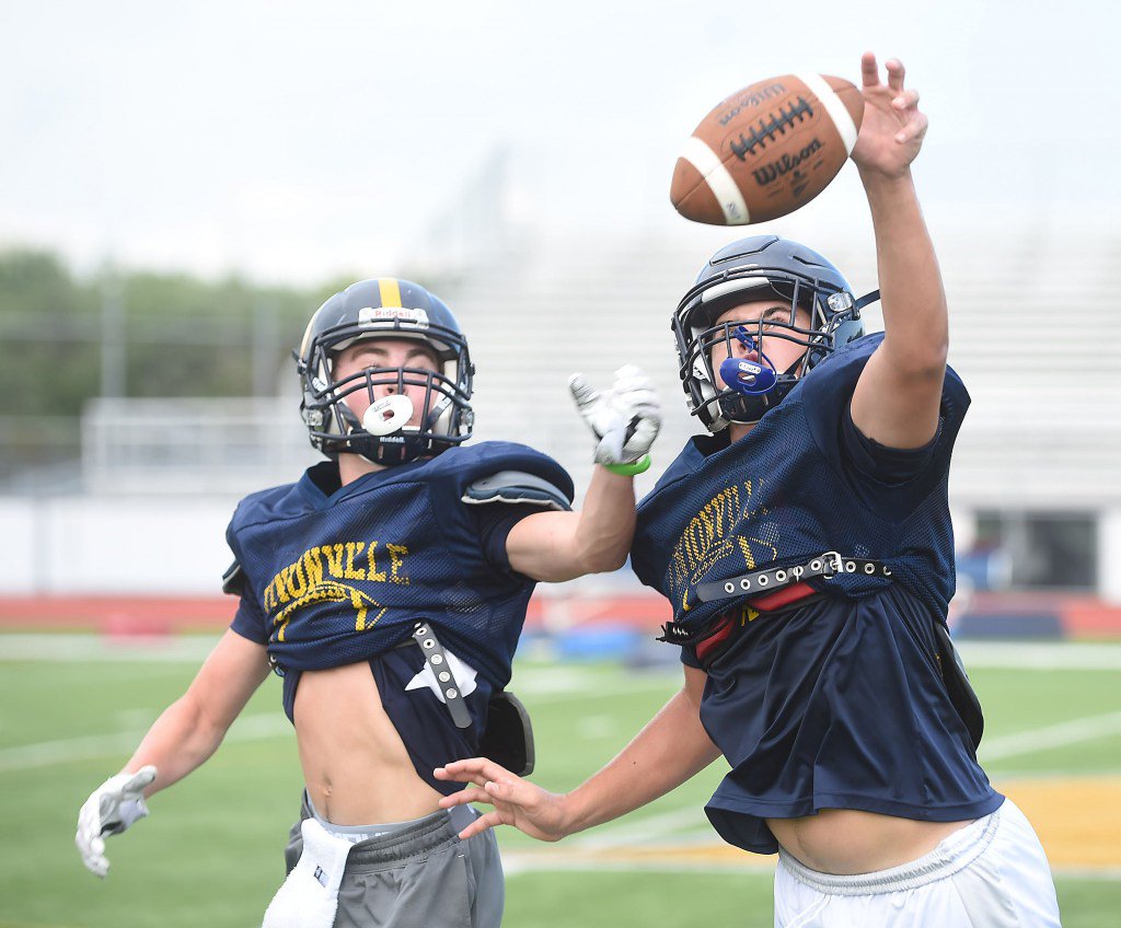 Zubillaga saves the day for <a href="/HailUnionville/">Unionville Football</a> in win over Rustin. (by @jeff_kerr) papreplive.com/2016/09/16/zub…