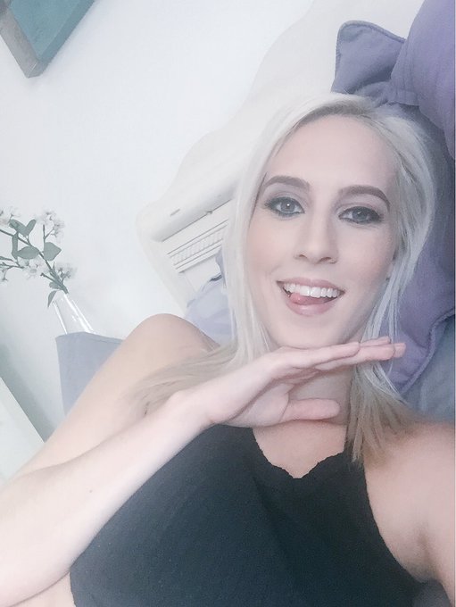 "How awkward and fake can you smile?" https://t.co/aBr61l0GGW