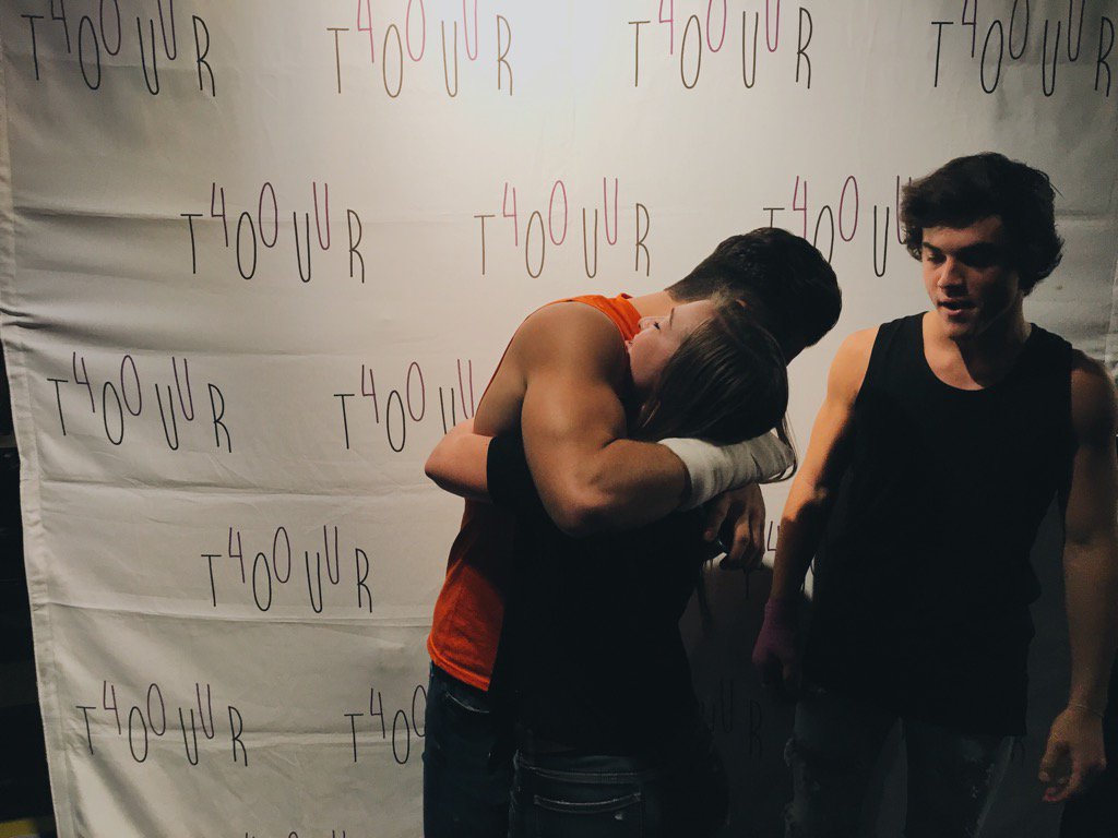 its_allisonrump's tweet photo. @EthanDolan @GraysonDolan @4ou #4ouDenver oml I love you guys 😊❤️ whatcha looking at E?😂 https://t.co/pSOsEMm3k6