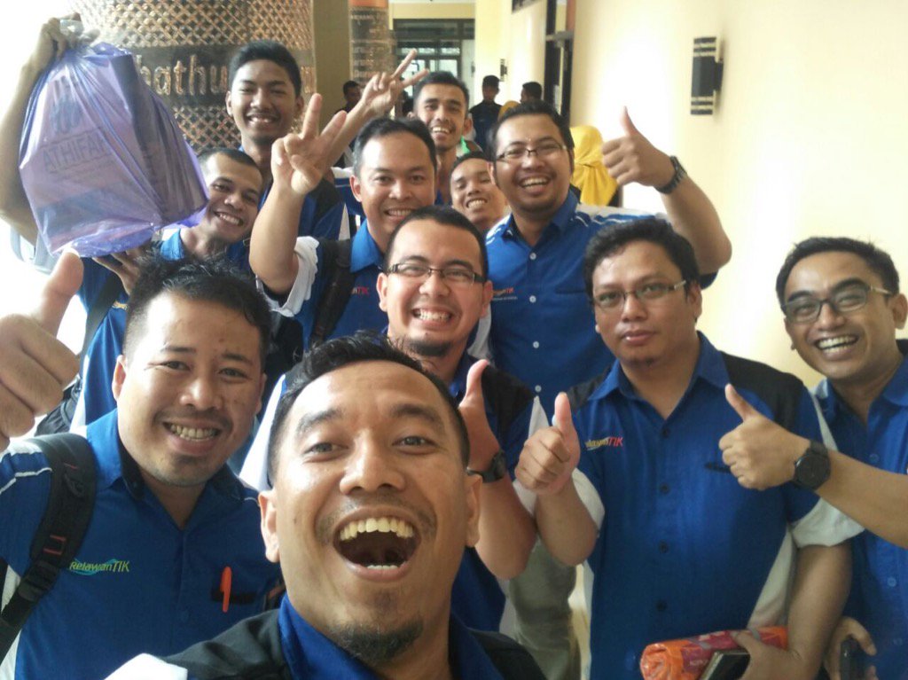 metimediya's tweet photo. Keceriaan @RelawanTIK jelang Munas,lancar jaya kawans,titip @relawanTIK_bdg ya 😜@FesTIK2016 #Festik2016 #CanDoRI https://t.co/PWEJ7cyivE