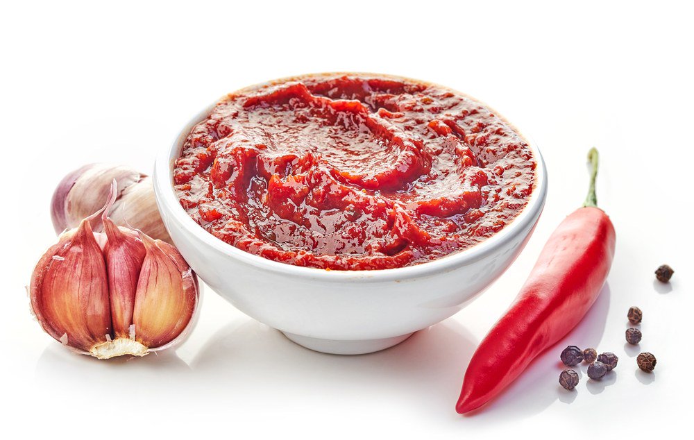 epicurious's tweet photo. In 2006, Miley Cyrus was still Hannah Montana and we were all obsessed with chiles: https://t.co/3N9YGxkp6D https://t.co/AxxSZ4f6Wv