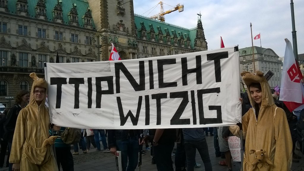 Das Känguruh ist mit uns auf der #StopCetaTTIP Demo in #Hamburg und sagt: "TTIP nicht witzig"