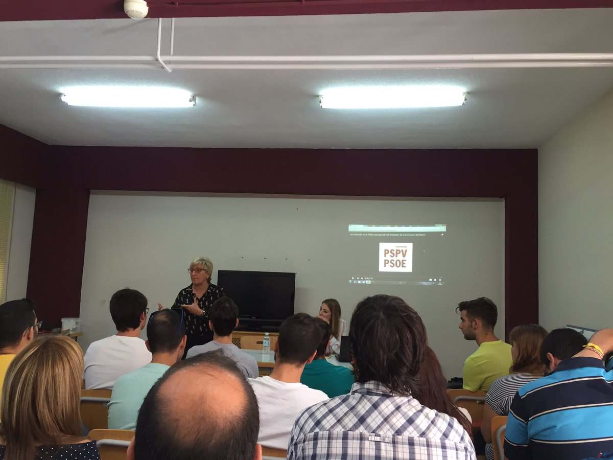 jovescullera's tweet photo. Primera xerrada de l'Escola de Formació de @JoveSocialistes amb @anabarcelochico a Biar #AdeuCaloret https://t.co/dq7K71KdyB