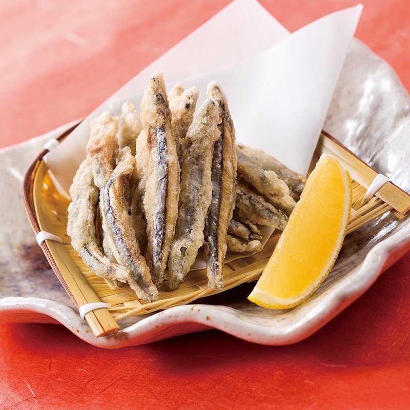 GNaviJapan's tweet photo. Japan knows beer snacks. Case in point: these little battered herring, served with lemon (Kibinagono Karaage) https://t.co/aWCnvNd1X0
