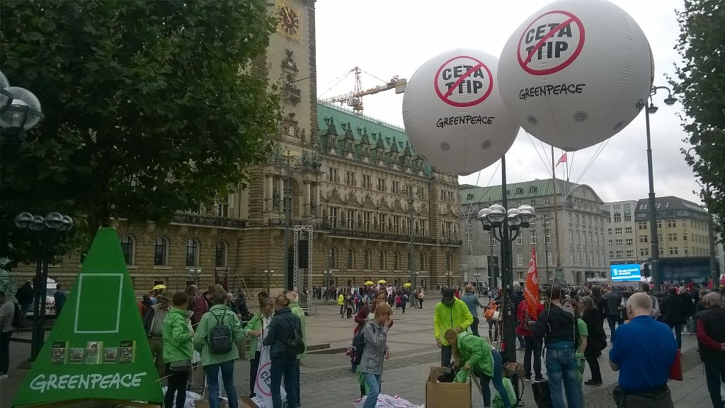 So langsam füllt sich der #Rathausmarkt in #Hamburg. Letzte Vorbereitungen für die #StopCetaTTIP Demo