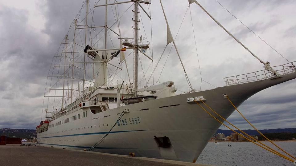 fecoturpalamos's tweet photo. Avui a #Palamós tenim una escala de creuer no prevista del creuer Wind Surf. Foto: @visitpalamos https://t.co/tdo9Bg8yPp