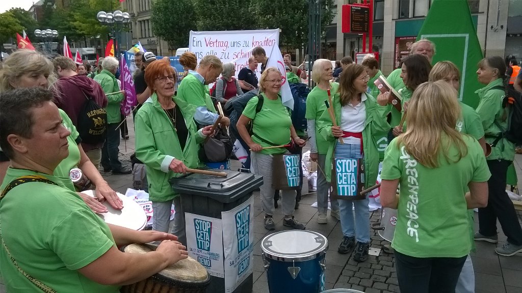 Die Trommelgruppe wärmt sich auch schon mal auf für die #StopCetaTTIP Demo in #Hamburg