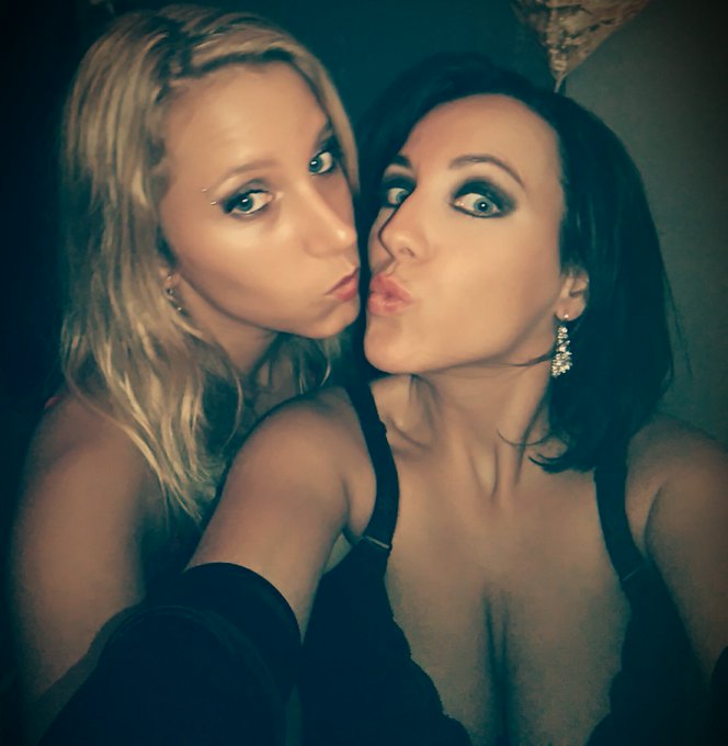 🔞 Dernier jour au salon de Libramont avec Kelly @tonycaliano sur le stand @sweetprodX 🔞 Shows hot et<a href="/tag/mvsales"class="tags"><span>#mvsales</span></a>