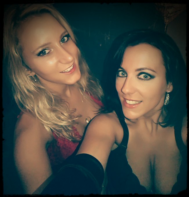 🔞 Dernier jour au salon de Libramont avec Kelly @tonycaliano sur le stand @sweetprodX 🔞 Shows hot et<a href="/tag/mvsales"class="tags"><span>#mvsales</span></a>