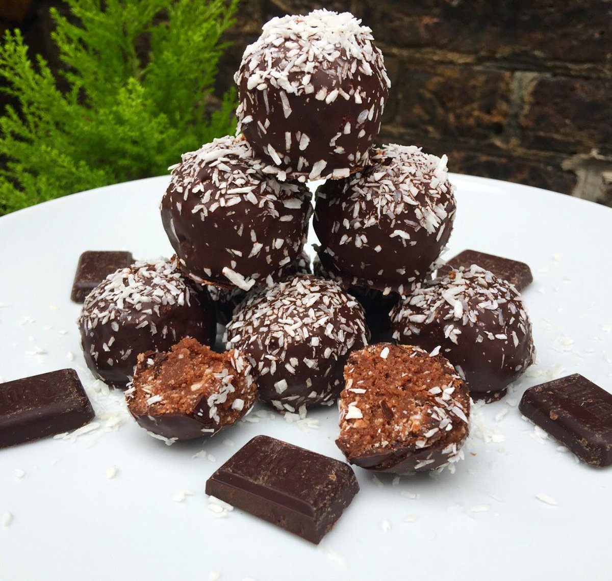 TeamLeanUK's tweet image. No-bake low carb chocolate coconut protein truffles!😍 Recipe now live on our blog 👉🏼 teamleanuk.com/blog