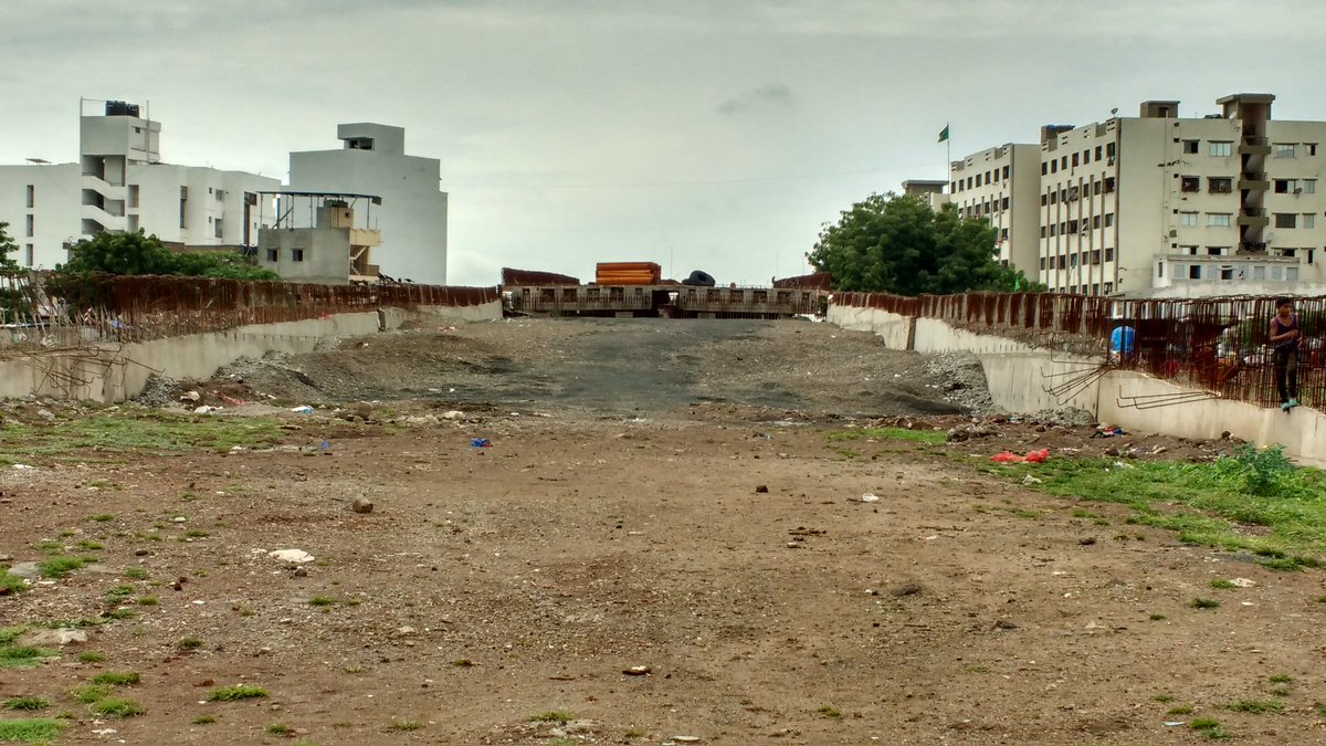 DevelopedSurat's tweet photo. #RiverTapiBridge
between #Adajan to #VedDarwaja
As Part Of #RingRoad
#Surat #Gujarat #Development
#FenilThakkar https://t.co/3NLaCtGWNh