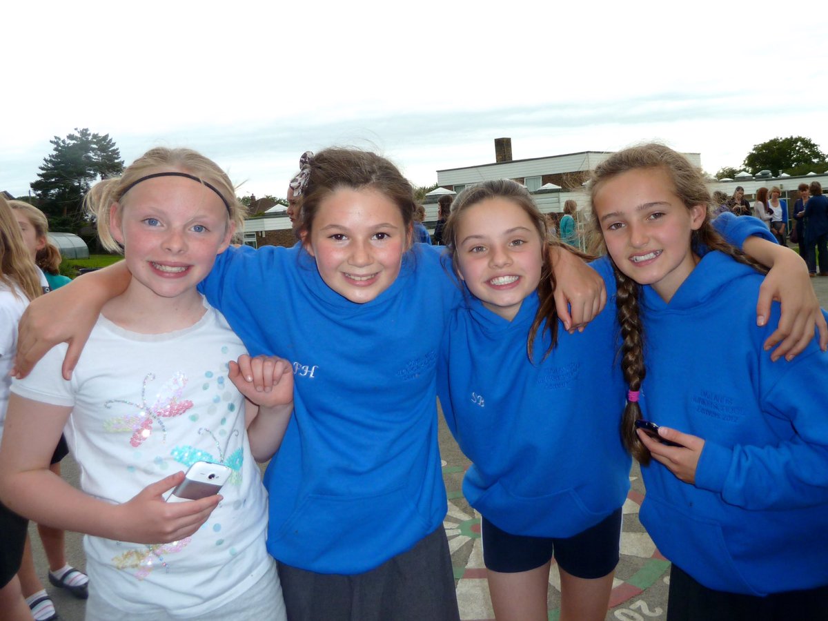 florencegibsonx's tweet photo. HAPPY BDAY SB!!! See you soon lots of loveππ @SaskiaBottomley #crazettes https://t.co/SyU66KjgVc