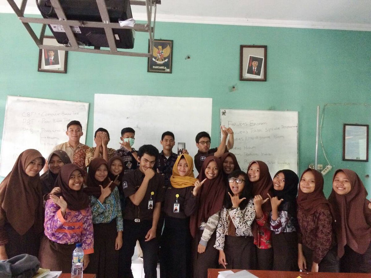fbeuii's tweet photo. 17/9/2016 Tim UII melaksanakan sosialisasi mengenai dunia kampus di SMA N 3 Bantul. https://t.co/oIN4mDdUkH