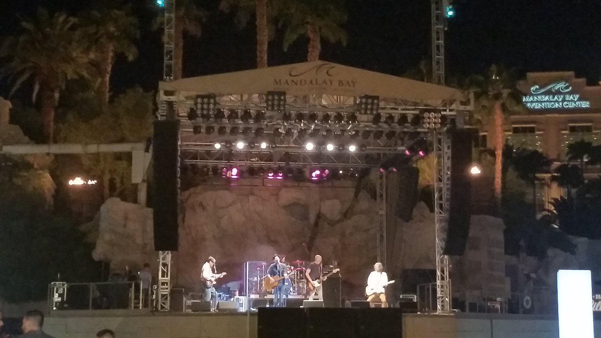 rkachelriess's tweet photo. Great food and great music from @ginblossoms @EpicureanLV #MENUS2016 @MandalayBay https://t.co/fIlNm3agrm