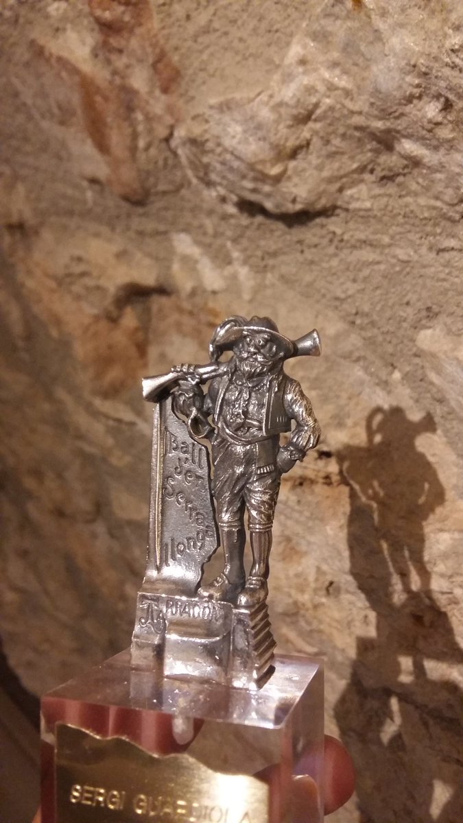 BallSerrallonga's tweet photo. Detall entregat als teclers d'honor del @BallSerrallonga  @TGNcultura @Pere_Blau https://t.co/LZXhFGjQ3v