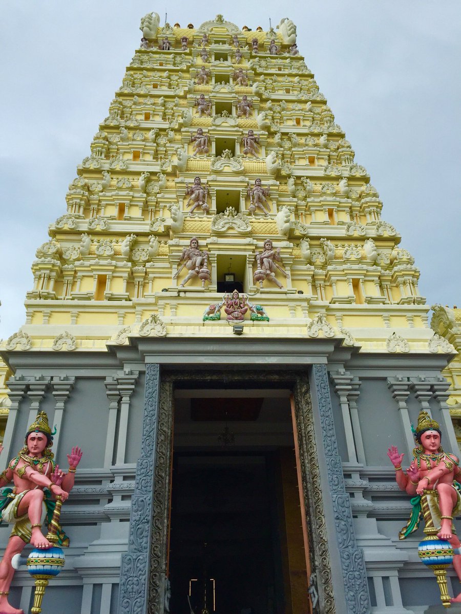 Single Rose ヒンズー教寺院 Arulmigu Balathandayuthapani 英語名waterfall Temple 山の中腹にあり階段500段 ヒンズー教の祭典タイプーサムの時は激混みらしい 土曜の朝は人が居なくて静か Single Rose ヒンズー教寺院 Arulmigu Balathandayuthapani 英語名waterfall Temple 山の中腹にあり階段500段 ヒンズー教の祭典タイプーサムの時は激混みらしい 土曜の朝は人が居なくて静か