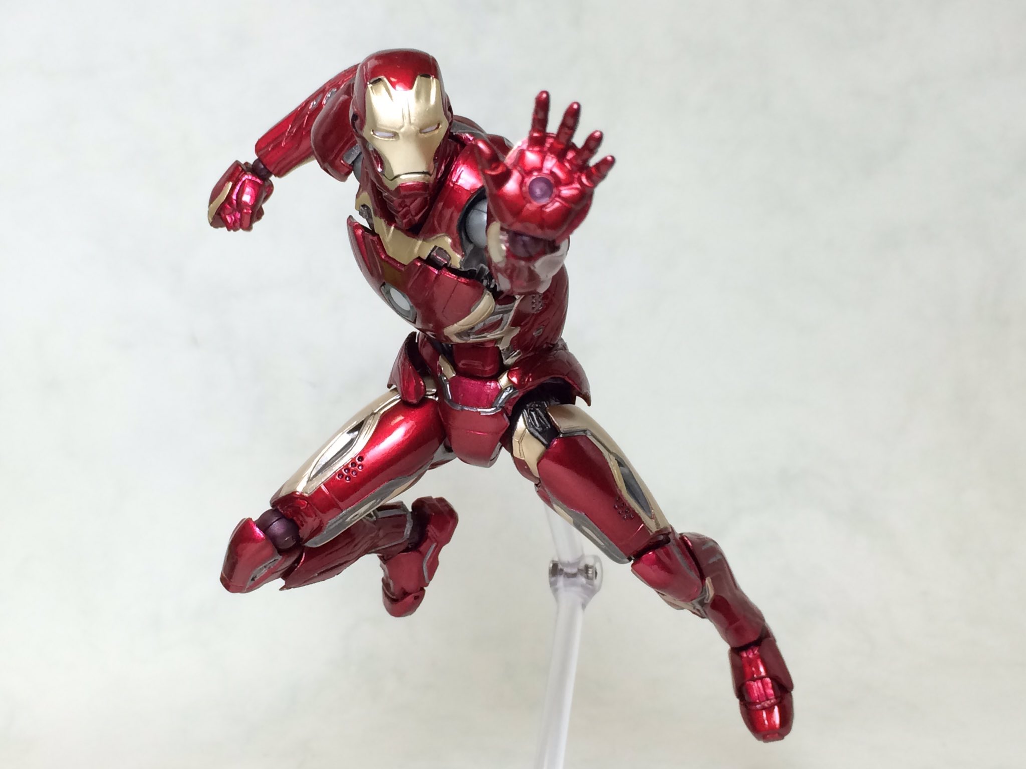 ナンプラーp リボルテックのアイアンマンマーク45買った かっこいいし めっちゃ動くよ アーツも良かったけど 腰関節はクリック入りの方が飛行ポーズとか保持しやすくていいね あとすげ替えもいける T Co Xdcqe134dn Twitter