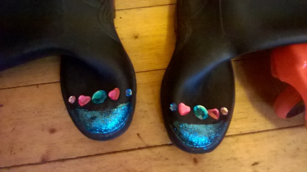 AileenBarratt's tweet photo. Crazy festival nails? Check. Customised wellies? Check. Ready for #Bestfest16! @ITCLuxuryTravel #BestJobInTheWorld https://t.co/wEK4H99MAx