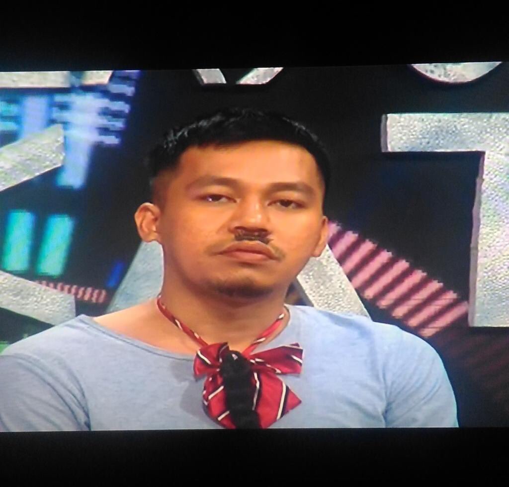 twitmarhaen's tweet photo. *lagu sedih*

"Lagu ni saya tuju dekat mak saya di hospital"

"Mak sakit apa?"

"Eh tak, dia kerja sana."
😂😂😂😂😂😂 https://t.co/Kuqw4PmMwk