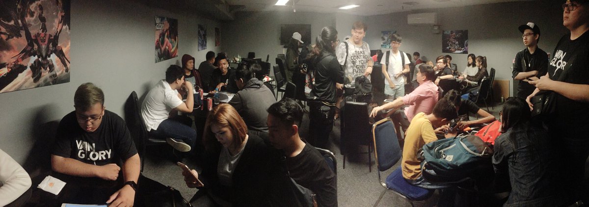 vainglorysgmy's tweet photo. We're here at Singapore's #HalcyonGathering! Do you spot yourselves? 😉

RT this tweet to stand a chance to win ICE! https://t.co/1hlXExdNif